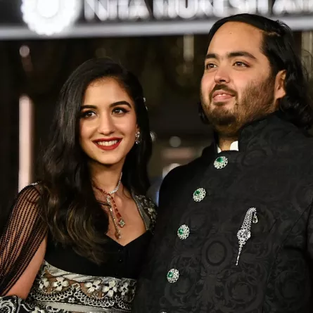 أنانت أمباني وراديكا ميرشانت في مركز جيو العالمي (JWC) في مومباي (Anant Ambani and Radhika Merchant at the Jio World Centre (JWC) in Mumbai). مصدر الصورة: SUJIT JAISWAL / AFP