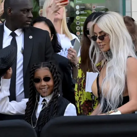 كيم كارداشيان وابنتها نورث ويست Kim Kardashian and her daughter North West في عرض Jean-Paul Gaultier في باريس (مصدر الصورة: AFP)