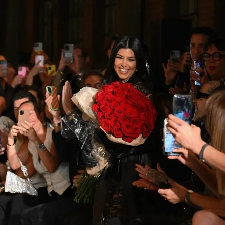 كورتني كارداشيان Kourtney Kardashian في عرض Boohoo الخاص بها في أسبوع الموضة نيويورك (مصدر الصورة:  ANGELA WEISS / AFP)