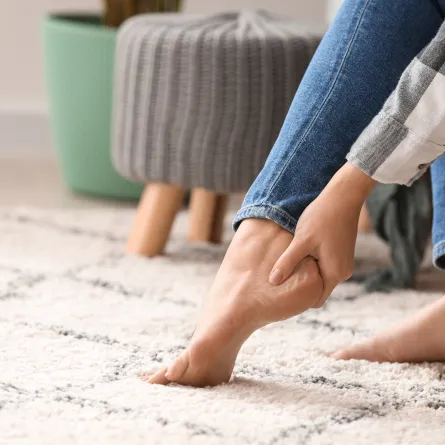 صورة لامرأة تشعر بألم في القدم