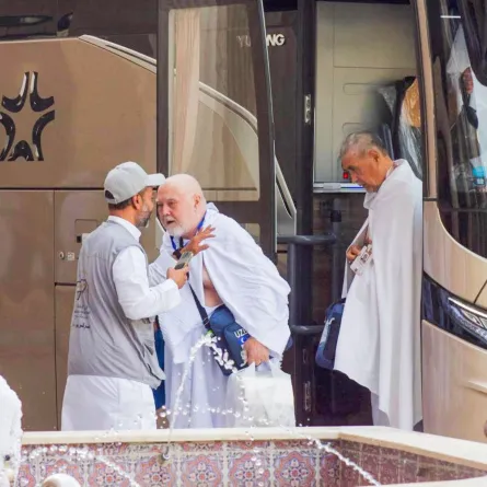 1000 وردة طائفية في استقبال طلائع حجاج أوزبكستان