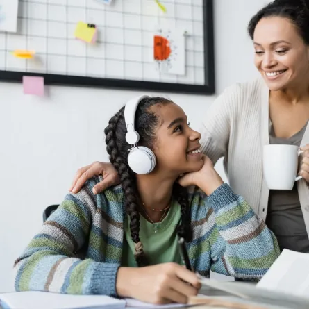 صورة للتفاهم بين المراهق والأم