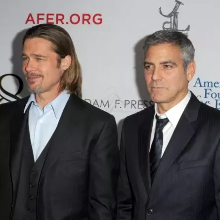 براد بيت وجورج كلوني Brad Pitt and George Clooney في عرض '8' عام 2012. (مصدر الصورة: KEVIN WINTER / GETTY IMAGES NORTH AMERICA / Getty Images via AFP)