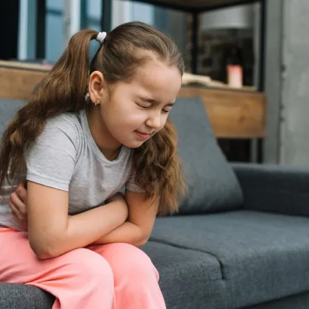 صورة لطفلة تتألم 