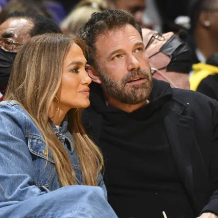 بن أفليك وجينيفر لوبيز Jennifer Lopez and Ben Affleck في مباراة لكرة السلة عام 2021 (مصدر الصورة: ANDREW D. BERNSTEIN / NBAE / Getty Images / Getty Images via AFP)
