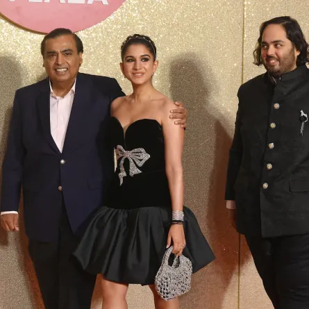 موكيش أمباني مع راديكا ميرشانت وابنه أنانت أمباني في مومباي (Mukesh Ambani with Radhika Merchant and his son Anant Ambani in Mumbai). مصدر الصورة:  SUJIT JAISWAL / AFP