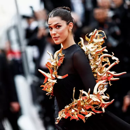 العارضة Iris Mittenaere في مهرجان كان السينمائي 2024 (مصدر الصورة: Sameer Al-Doumy / AFP)