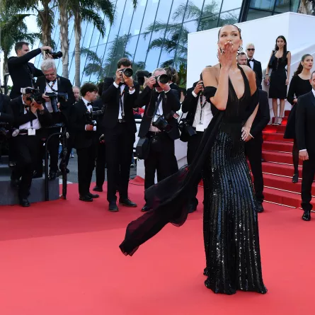 يلا حديد Bella Hadid خلال مهرجان كان السينمائي 2024 (مصدر الصورة: Dominique Charriau/WireImage)