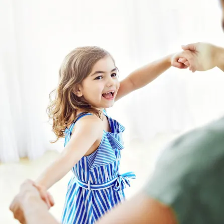 صورة طفلة تشعر بالسعادة