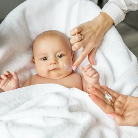 صورة رضيع تهتم أمه ببشرته