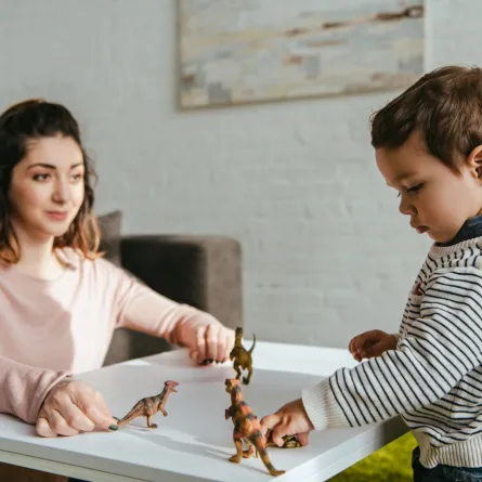 صورة أم وابنها المصاب بالتوحد