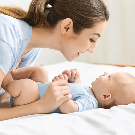 كيف يعبر الرضيع عن حبه لأمه