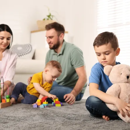 خطوات تعالجين بها غيرة طفلك