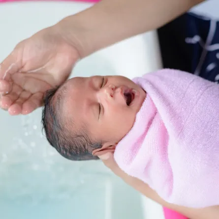 صورة طفل في الحمام