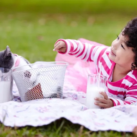 صورة طفل يشرب الحليب