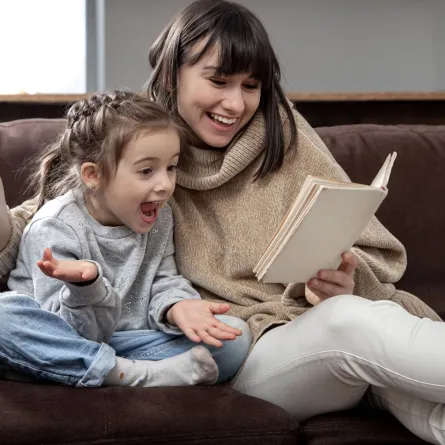 صورة أم تقرأ القصص