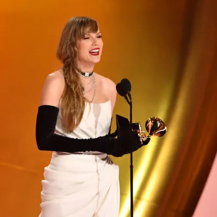 تايلور سويفت خلال حفل توزيع جوائز جرامي السنوي السادس والستين في ساحة Crypto.com في لوس أنجلوس (Taylor Swift during the 66th Annual Grammy Awards at the Crypto.com Arena in Los Angeles). مصدر الصورة: Valerie Macon / AFP