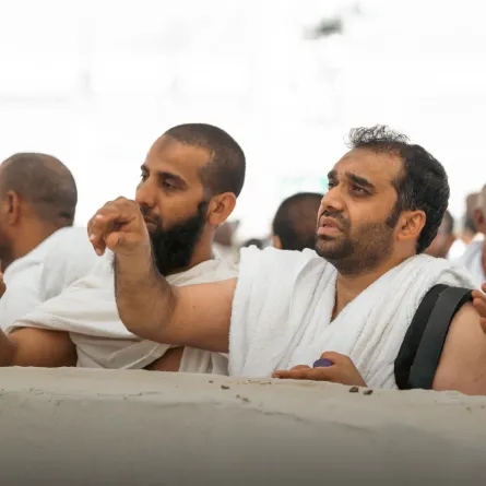 خشوع ضيوف الرحمن خلال تأدية أفضل الأعمال يوم النحر - الصورة من حساب وزارة الحج والعمرة على إكس