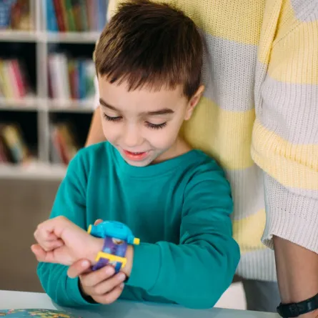 صورة طفل يقرأ الساعة