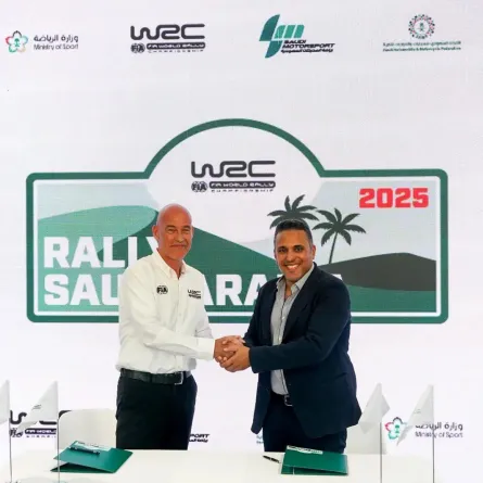 الأمير خالد بن سلطان العبدالله الفيصل رئيس الاتحاد السعودي للسيارات والدراجات النارية رئيس شركة رياضة المحركات السعودية، والمدير العام لبطولة العالم للراليات جونا سييل