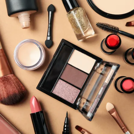 أنواع عدة من مستحضرات المكياج 