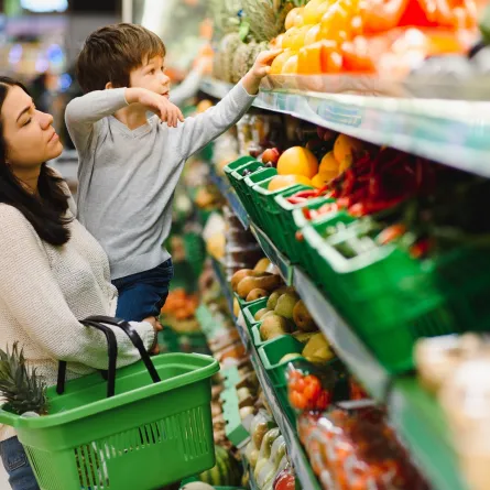 صورة لأم تحمل طفلها