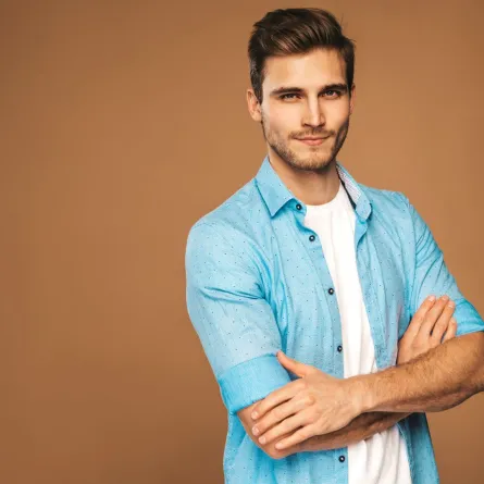 شاب وسيم وأنيق مبتسم