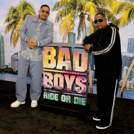 ويل سميث ومارتن لورانس في مركز تجربة بورشة في لوس أنجلوس كاليفورنيا (Will Smith and Martin Lawrence at Porsche Experience Center Los Angeles in Los Angeles, California). مصدر الصورة: Kevin Winter/Getty Images/AFP