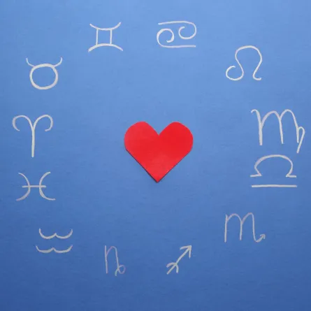 دائرة الأبراج وقلب أحمر في وسطها