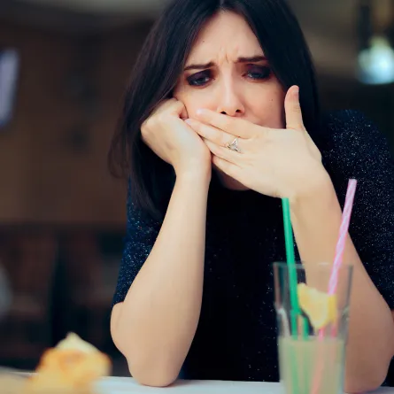 يمكن أن تُسبّب بعض الأطعمة والمشروبات الارتجاع الحمضي والحرقة المعوية