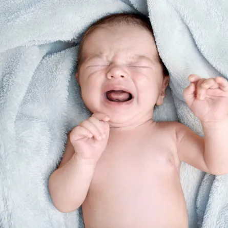 صورة لطفل رضيع يبكي