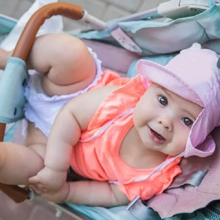 صورة لطفل ينتظرطلة أمه