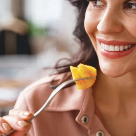 صورة امرأة تأكل المانجو