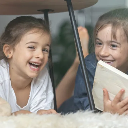 صورة طفلتين تضحكان