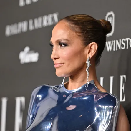 جينيفر لوبيز في استوديوهات نيا في لوس أنجلوس، كاليفورنيا (Jennifer Lopez at Nya Studios in Los Angeles, California). مصدر الصورة: Charley Gallay/Getty Images for ELLE /AFP