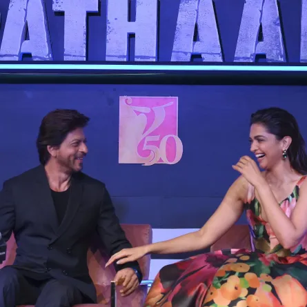 ديبيكا بادكون وشاروخان في مومباي (Deepika Padukone and Shah Rukh Khan in Mumbai). مصدر الصورة: SUJIT JAISWAL / AFP