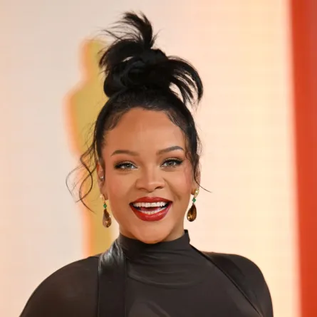ريهانا تحضر حفل توزيع جوائز الأوسكار السنوي الـ 95 في مسرح دولبي في هوليوود، كاليفورنيا (Rihanna attends the 95th Annual Academy Awards at the Dolby Theatre in Hollywood, California). مصدر الصورة: ANGELA WEISS / AFP