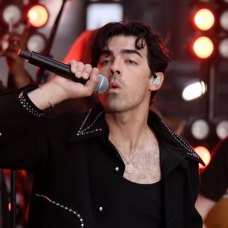 جو جوناس في روكفلر بلازا في مدينة نيويورك (Joe Jonas at Rockefeller Plaza in New York City). مصدر الصورة: Dia Dipasupil/Getty Images/AFP