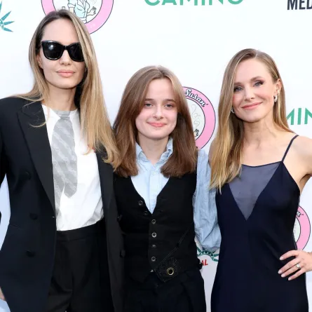 أنجلينا جولي وفيفيان جولي بيت وكريستين بيل في The Whitley في لوس أنجلوس، كاليفورنيا (Angelina Jolie, Vivienne Jolie-Pitt and Kristen Bell at The Whitley in Los Angeles, California). مصدر الصورة: Monica Schipper/Getty Images/AFP