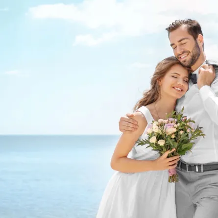 زوجان سعيدان على شاطئ البحر