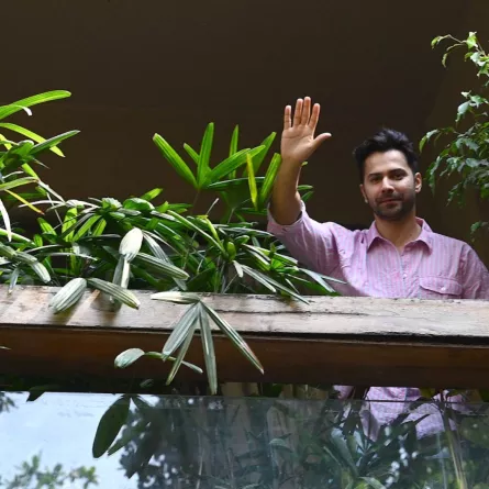 فارون دهاوان في مقر إقامته في مومباي (Varun Dhawan at his residence in Mumbai). مصدر الصورة: SUJIT JAISWAL / AFP