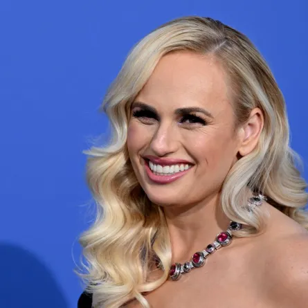 ريبيل ويلسون في كاب دانتيب، جنوب فرنسا، على هامش الدورة الـ76 لمهرجان كان السينمائي (Rebel Wilson in Cap d'Antibes, southern France, on the sidelines of the 76th Cannes Film Festival). مصدر الصورة: Stefano Rellandini / AFP