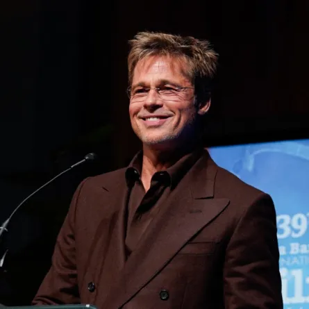 براد بيت  Brad Pitt في حفل تكريم برادلي كوبر (مصدر الصورة:  Presley Ann / GETTY IMAGES NORTH AMERICA / Getty Images via AFP)