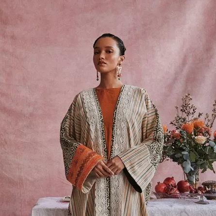 عباية من ماركة Aywa London - الصورة من حسابها على إنستغرام