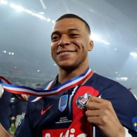 كيليان مبابي يحتفل بعد فوزه بكأس فرنسا