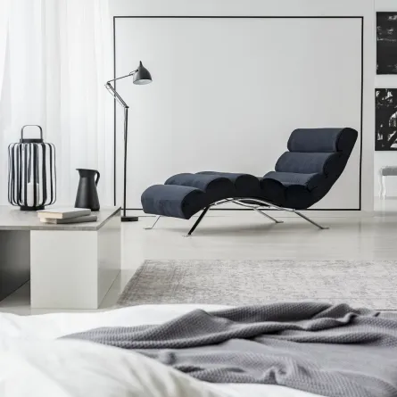 غرفة النوم تضم أريكة للاسترخاء