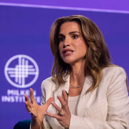 الملكة رانيا العبدالله في المؤتمر العالمي لمعهد ميلكن في بيفرلي هيلز، كاليفورنيا (Queen Rania al Abdullah at the Milken Institute's Global Conference in Beverly Hills, California). مصدر الصورة: Apu Gomes/Getty Images/AFP
