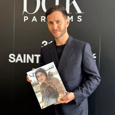 ديفيد بينيديك، يطلع على آخر إصدارات مجلة سيدتي