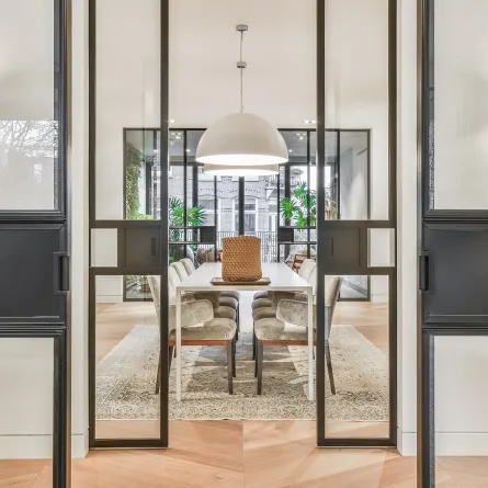 الزجاج يميز ديكور غرفة الطعام