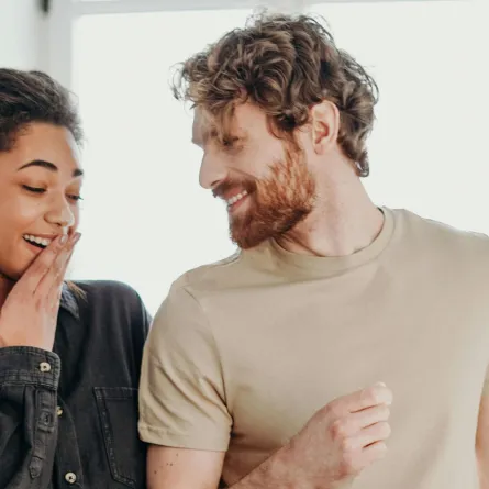 شابة وزوجها يبدو أنهما سعداء الزوج فهما يبتسمان بمرح